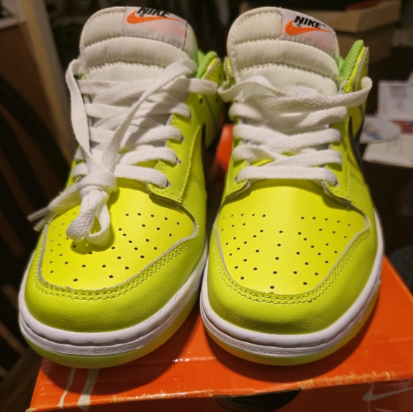 NIKE DUNK LOW SE " SPLASH VOLT GLOW IN DARK" - Picture 4 of 11